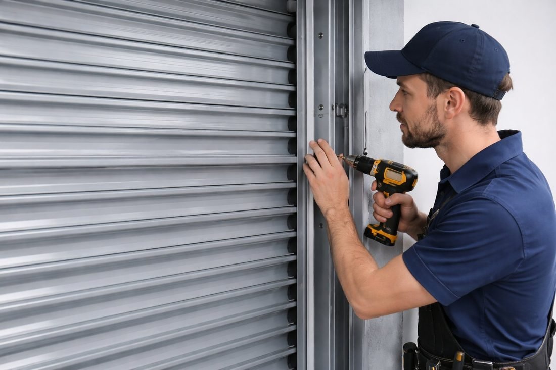 Persiana enrollable de aluminio térmico recién instalada en una ventana
